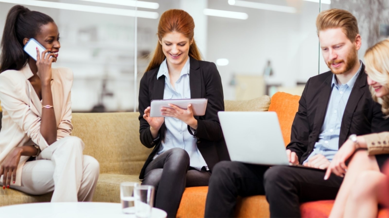 business-people-collaborating-in-office-and-DV2TMHA-1600x900