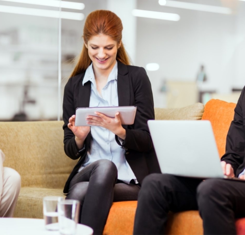 business-people-collaborating-in-office-and-DV2TMHA-1600x900